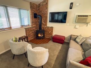 Cozy Attitash Getaway-1BR-Pool-Walk to Attitash - 0