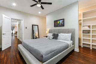 Luxury 2-Bedroom Oasis with Open Living Space & Designer Touches - 8