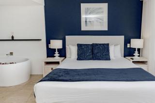 5-Star Beachfront Retreat with Theatre & Pool - 3