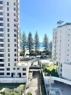 Luxury Coolangatta Sub-Penthouse Beach Abode - 0