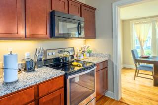 Westcott 2BR 3 Bed Apt in Mansion mins to SU JMA Dome - 9