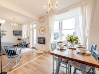 2 Bed in Tenby FB205 - 6