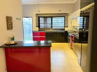 Spacious Modern 3-Bedroom Foxdale - 7