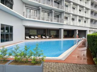 Lush Living 1BR with Balcony near Ayala Makati - 8