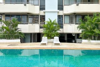 The Wooden Nest Warm Stay at Sukhumvit 8 - 9