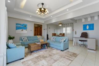 Zuri's Luxurious Oceanview Penthouse, Meters from the beach - 4