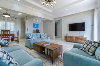 Zuri's Luxurious Oceanview Penthouse, Meters from the beach - 5