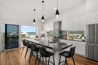 4-Bedroom Family Retreat, Just 50m to Boyds Beach, Kiama Downs - 8