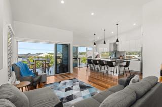 4-Bedroom Family Retreat, Just 50m to Boyds Beach, Kiama Downs - 7
