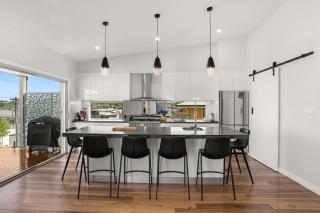 4-Bedroom Family Retreat, Just 50m to Boyds Beach, Kiama Downs - 6