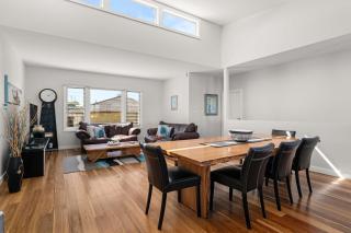 4-Bedroom Family Retreat, Just 50m to Boyds Beach, Kiama Downs - 5