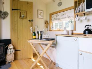 Herbie's Shepherds Hut at Shepherds Lodge Retreat and Wellness - 5