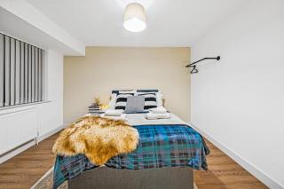 Stoke Manor Luxury 6 BR By AltoLuxoExperience Short Lets & Serviced Accommodation With Free Wifi & Parking - 3