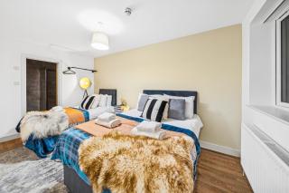 Stoke Manor Luxury 6 BR By AltoLuxoExperience Short Lets & Serviced Accommodation With Free Wifi & Parking - 0