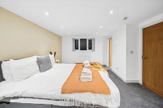 Stoke Manor Luxury 6 BR By AltoLuxoExperience Short Lets & Serviced Accommodation With Free Wifi & Parking - 7