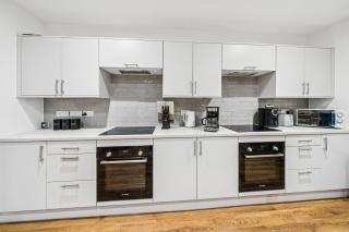 Stoke Manor Luxury 6 BR By AltoLuxoExperience Short Lets & Serviced Accommodation With Free Wifi & Parking - 1