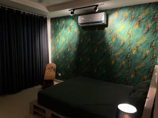 Elegant Emerald Retreat - 4