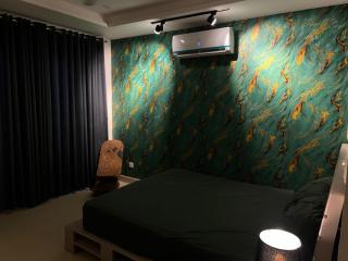 Elegant Emerald Retreat - 7