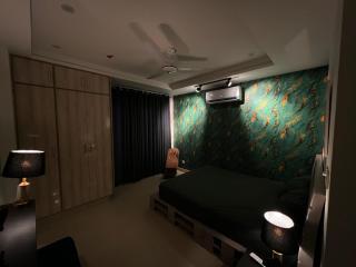 Elegant Emerald Retreat - 9