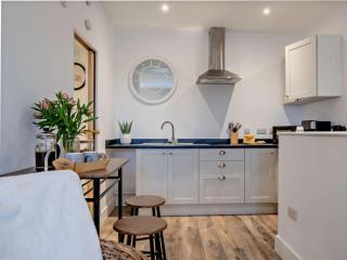 1 Bed in Newport 95453 - 0