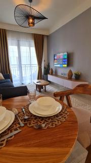 Cozy Top-Floor Apartment with Balcony & City Views near United Nations Office - 8