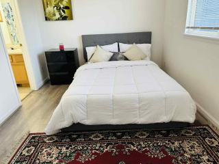 Cozy near airport vacation home Brighton - 5