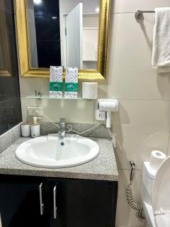 Deluxe room with king bed and Balcony at Kandi Palace - 7