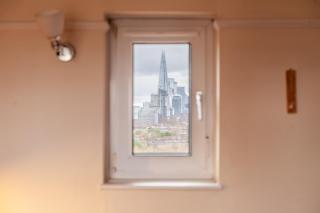 Chic 1BR flat with balcony and city view, Walworth - 3