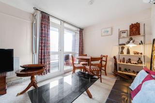 Chic 1BR flat with balcony and city view, Walworth - 9
