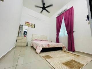 Spacious Family Homestay in Durian Tunggal with Private Pool - 5