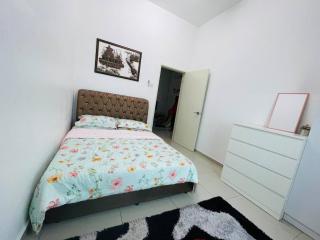 Spacious Family Homestay in Durian Tunggal with Private Pool - 4