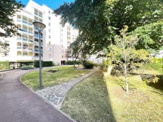 Appartement 100m2 - 8 pers max - Paris Gentilly - Parking gratuit - Métro 4min - spacieux, calme et ensoleillé - Free Wifi - 8