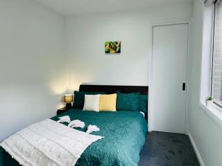 Modern 4 Bed 4 Bath Family friendly Villa - 3