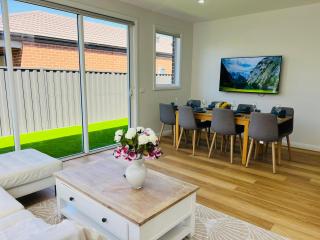 Modern 4 Bed 4 Bath Family friendly Villa - 5