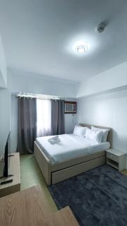 A Skyline Serenity Studio - 8