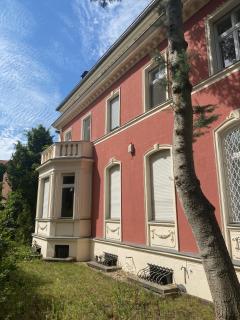 Charming Garden Apartment - 3