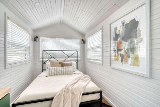 Stay Portland - Noir-Emerald Modern TinyLux in Portland - 9