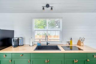Stay Portland - Noir-Emerald Modern TinyLux in Portland - 8