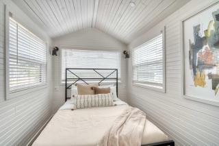 Stay Portland - Noir-Emerald Modern TinyLux in Portland - 5
