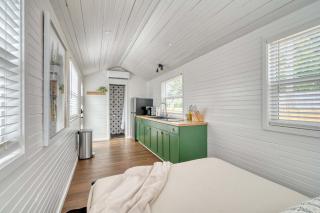 Stay Portland - Noir-Emerald Modern TinyLux in Portland - 1