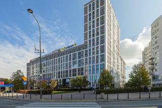 Rondo Wiatraczna Skyview Apartment with Parking Space & Balcony by Noclegi Renters - 3