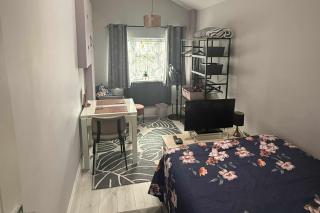 1 Bed Sleeps 2 with Private Garden - 9