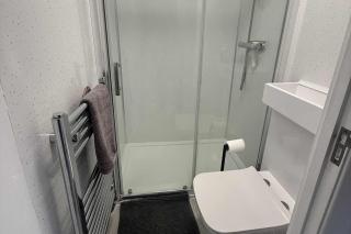 1 Bed Sleeps 2 with Private Garden - 7