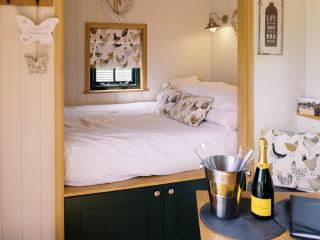 Poppie's Shepherds Hut at Shepherds Lodge Retreat and Wellness - 5