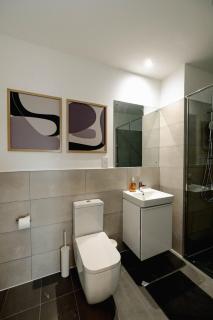 Luxury 2-Bed Apt with Rooftop Pool-Loxwood - 4