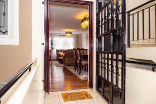 Hazel's Condo-Deluxe Master - 1