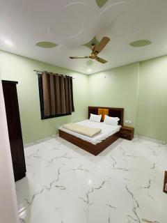 Hotel Shri Ji Nikunj, Vrindavan - 1