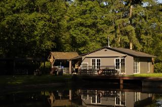 Unieke chalet aan het water - 0