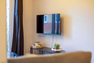 Pass the Keys Ground Floor Apartment with Free Parking - 2