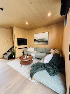 Ski Villa & carpark, a retreat close to everything - 8